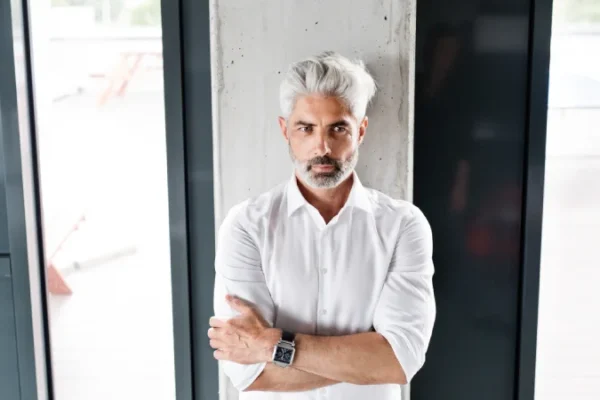 Cheveux Blancs Transplantés : Pourquoi Repoussent-İls Parfois Noirs ?