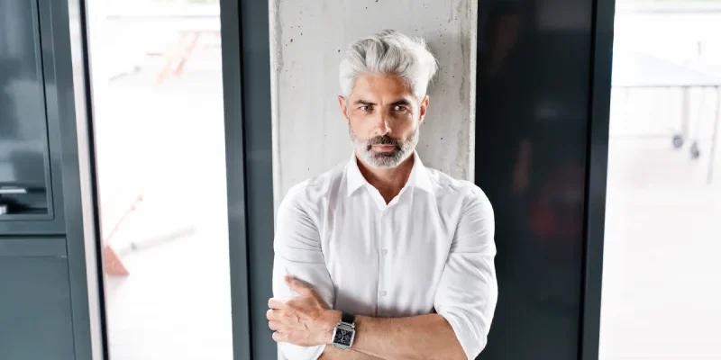 Cheveux Blancs Transplantés : Pourquoi Repoussent-İls Parfois Noirs ?